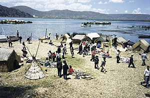 Ujuv suveniirkiosk ehk üks kõrkjatest ehitatud saartest ilustab  Puno lähedal Titicaca järve