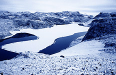 Nella järv Larseni oaasis on kõige suurem omataoliste seas ning alati on sellel jääkate peal