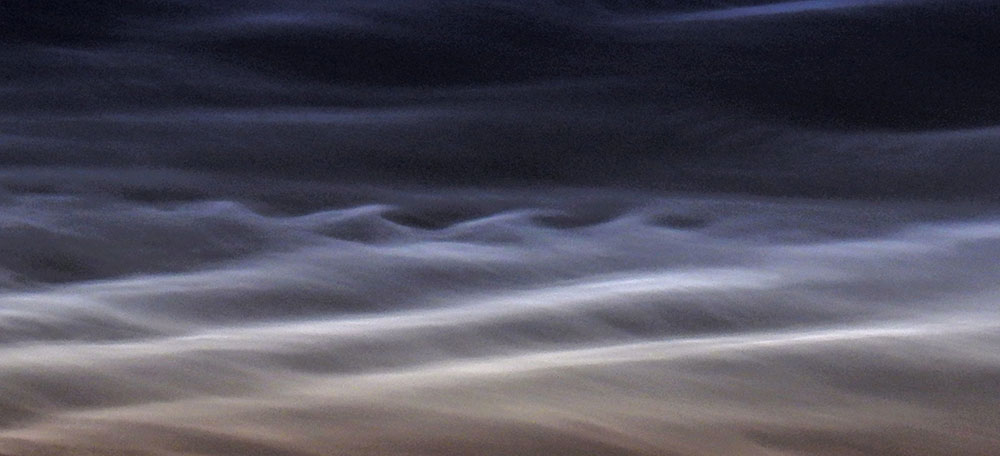 Pilvepiir 2016 võidufoto Kelvin-Helmholtzi lainetest helkivates ööpilvedes, autor Janek Pärn