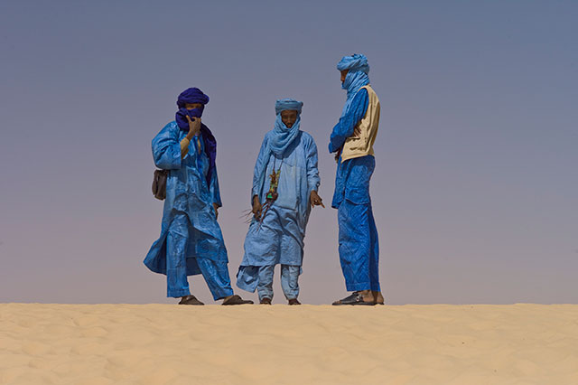 Tuareegi mehed traditsioonilises indigosinises riietuses, mille juurde kuulub ka nägu kattev turban