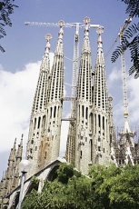 Barcelona katedraali Sagrada Familia tornid väljuvad tavapärasest linnakeskkonnast kui omapärased ja mitte kunagi valmivad loodusvormid