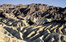 Kuulus Zabriskie Point - voogavad maastikud küngastega